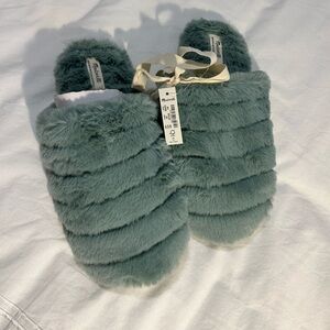 NWT Madewell fluffy slippers in sage